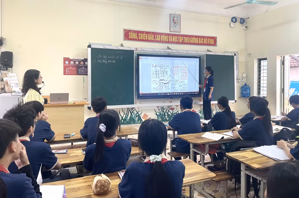 Một tiết dạy trong phòng học thông minh của Trường THCS thị trấn Cái Rồng.