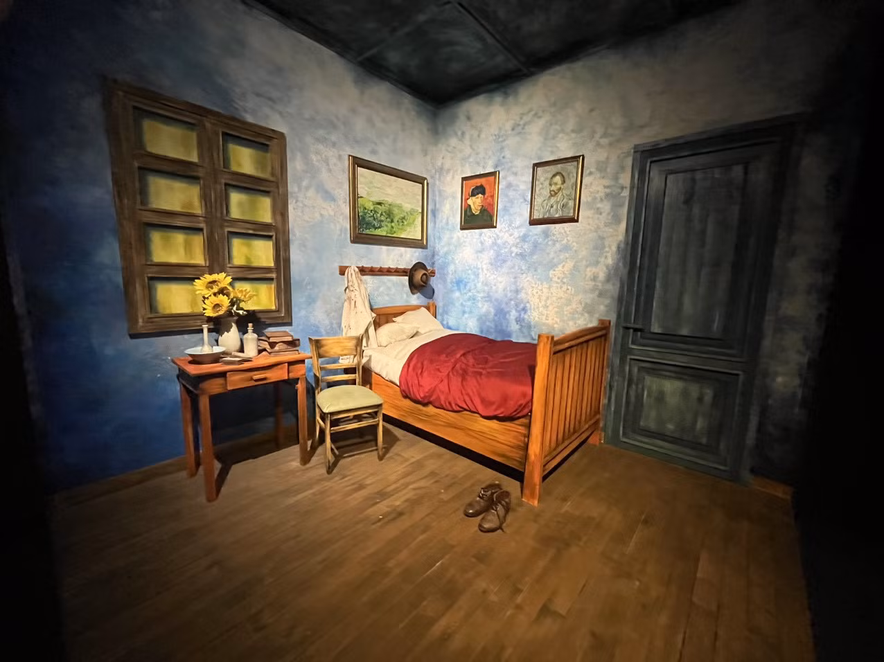 Khu vực trưng bày cuộc sống của nghệ sỹ Van Gogh.