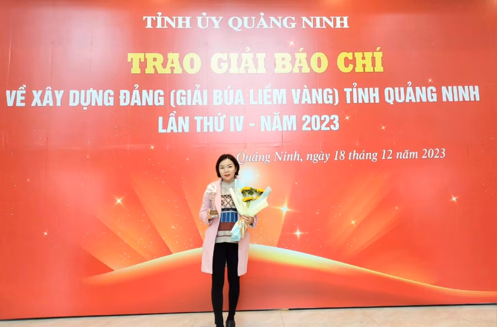 CTV La Thị Lành tại lễ trao giải búa liềm vàng tỉnh Quảng Ninh năm 2023.