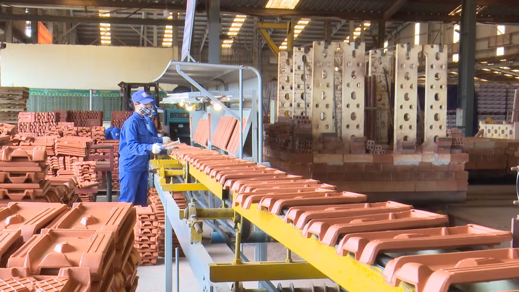 2023-12_Sản xuất gạch, ngói tại Công ty cổ phần Gốm Đất Việt. Ảnh: Việt Hoa