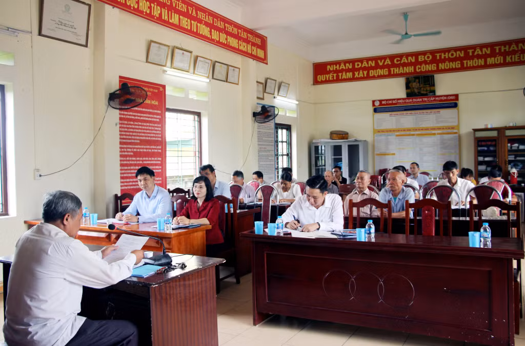 Sinh hoạt Đảng tháng 8 của Chi bộ thôn Tân Thành (xã Tân Việt, TX Đông Triều) tổ chức. Ảnh: Mạnh Trường