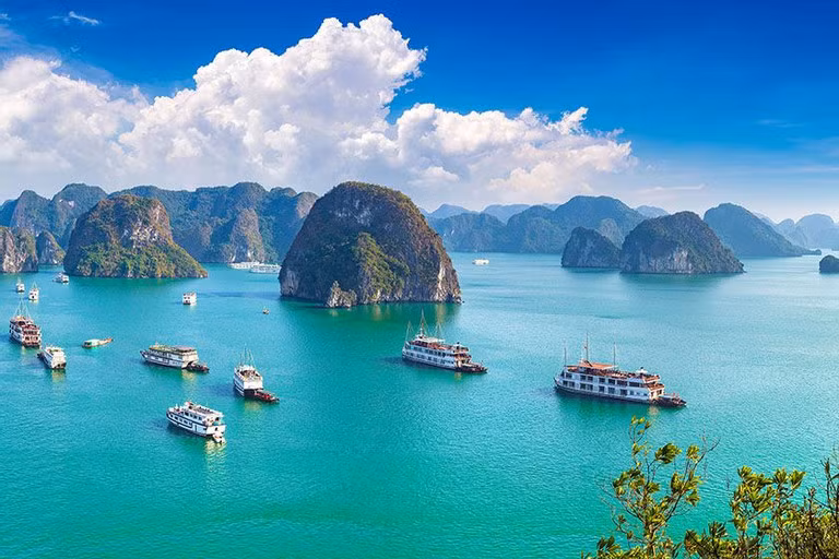 Phong cảnh ấn tượng của Vịnh Hạ Long, Di sản UNESCO của Việt Nam, được SMH đánh giá cao. Ảnh: Rough Guides