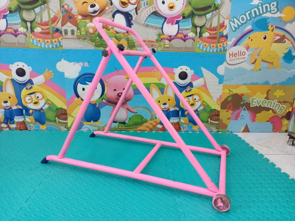 Khung tam giác hỗ trợ trẻ khuyết tật tập đi/đứng có thiết kế nhỏ gọn, phù hợp với trẻ.