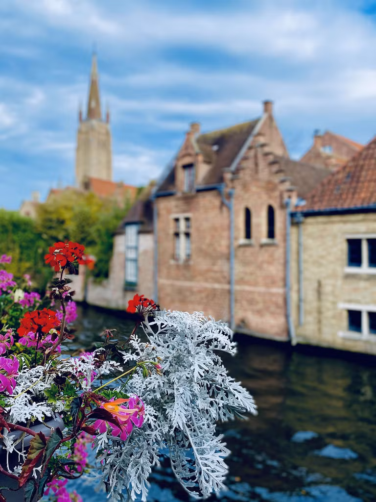 Cứ qua vài bước chân là lại đi qua một dòng kênh nhỏ, nên Bruges còn được gọi là "thành phố cổ trên mặt nước". (Ảnh: Hạ Phương)