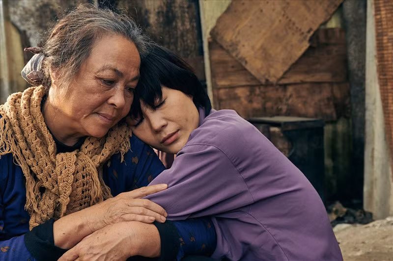 NSƯT Thanh Quý và diễn viên Thanh Hương trong phim “Cuộc đời vẫn đẹp sao“. Bộ phim được đánh giá có sức lan tỏa bậc nhất năm 2023. Ảnh: Nhà sản xuất