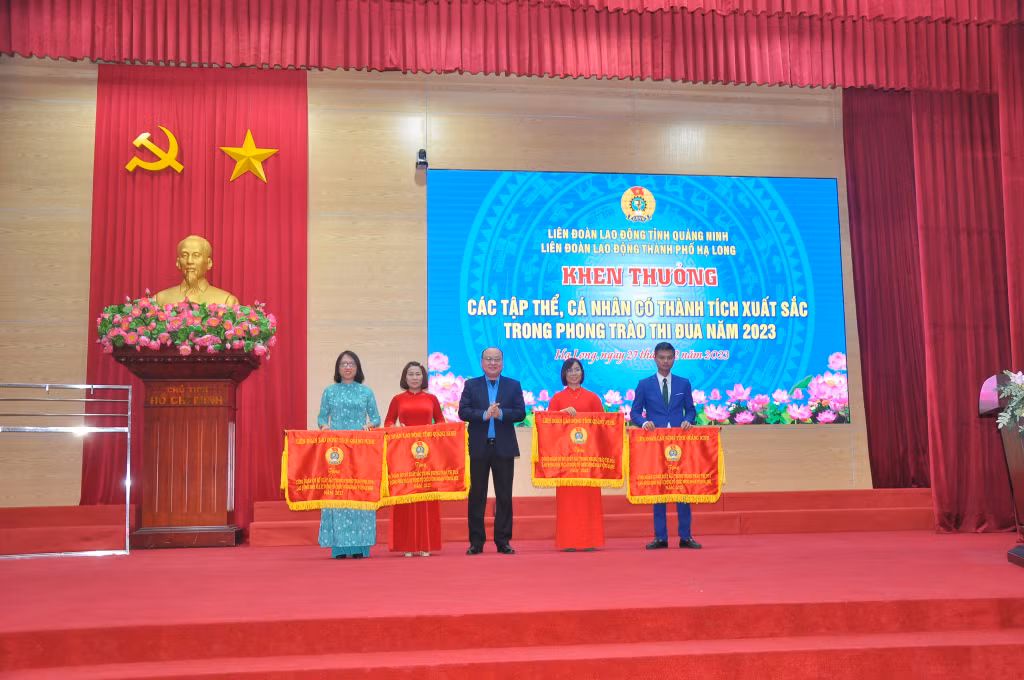 Đồng chí Bùi Minh Thanh, Phó Chủ tịch Thường trực LĐLĐ tỉnh tặng cờ thi đua của LĐLĐ tỉnh cho các tập thể có thành tích xuất sắc.