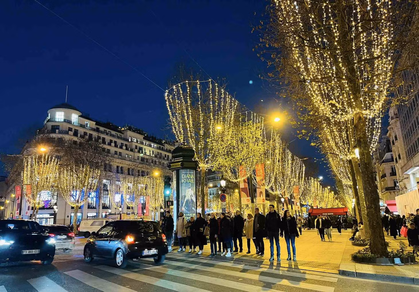 Paris (Pháp) thắp sáng đèn Giáng sinh trên đại lộ Champs-Elysees. Ảnh: Ptt Hotay