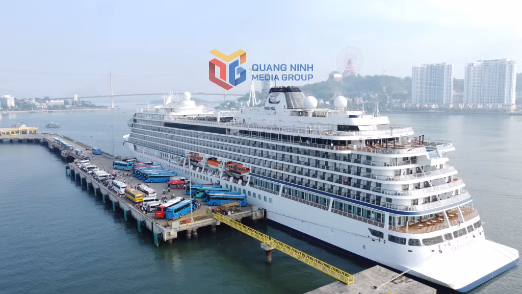 Tàu Viking Orion đưa 900 khách đến Hạ Long vào dịp cuối tháng 10/2023. Ảnh: Hoàng Quỳnh