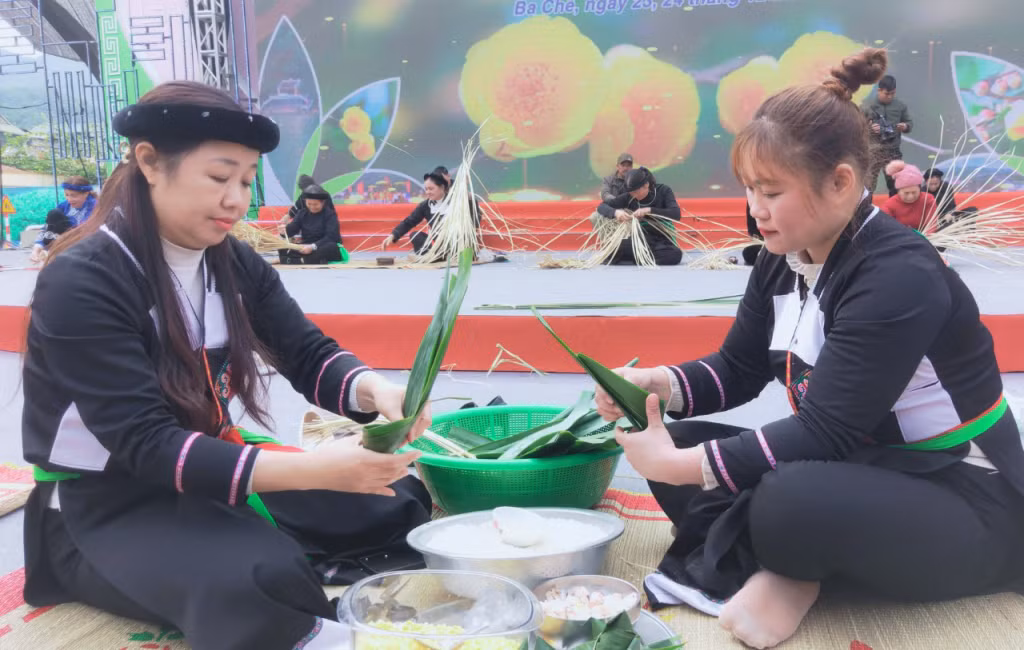 ... và gói các loại bánh truyền thống.