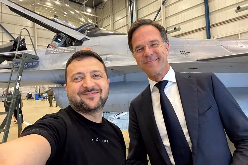 Tổng thống Ukraine Volodymyr Zelensky (trái) chụp ảnh selfie với Thủ tướng Hà Lan Mark Rutte (phải) trong chuyến thăm Căn cứ không quân quân sự Eindhoven ở Eindhoven, ngày 20/8/2023. Ảnh: AFP
