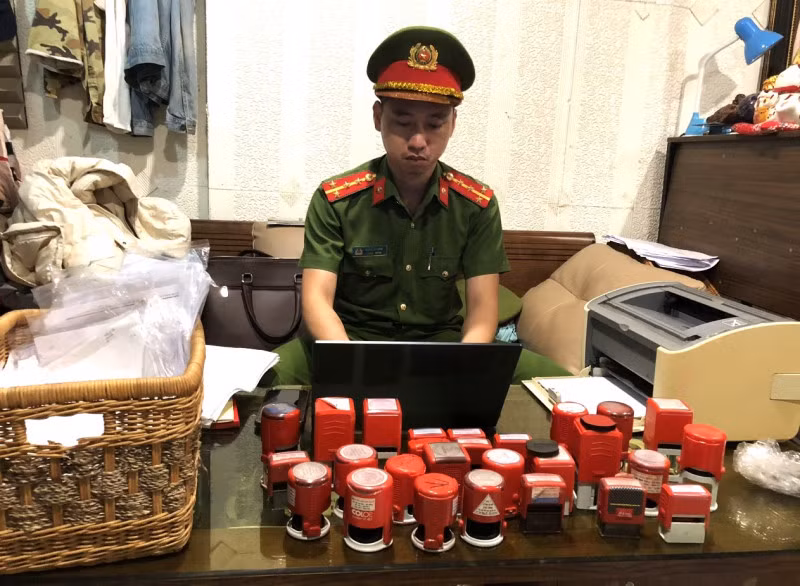 Hàng chục con dấu của các công ty "ma" bị Cơ quan Công an thu giữ.