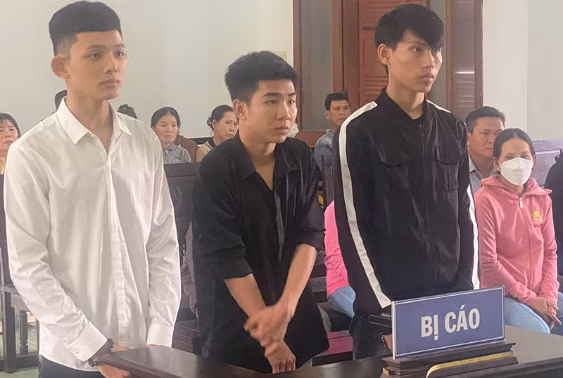 Các bị cáo Hải, Thắng, Phụng tại phiên tòa vào chiều 13/12. Ảnh: Thế Minh.
