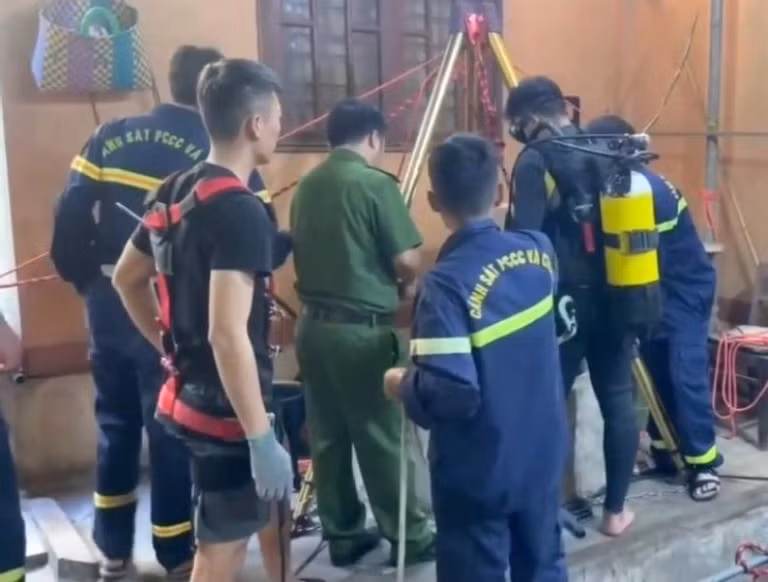 Hàng chục cán bộ chiến sỹ cùng người dân trục vớt thi thể người đàn ông từ giếng sâu