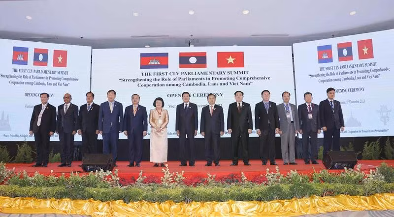 Chủ tịch Quốc hội Vương Đình Huệ, Tổng Bí thư và Chủ tịch nước Lào Thongloun Sisoulith, Chủ tịch Quốc hội Lào Saysomphone Phomvihane và Chủ tịch Quốc hội Vương quốc Campuchia Samdech Khuon Sudary với đại biểu chụp ảnh chung. (Ảnh: quochoi.vn)