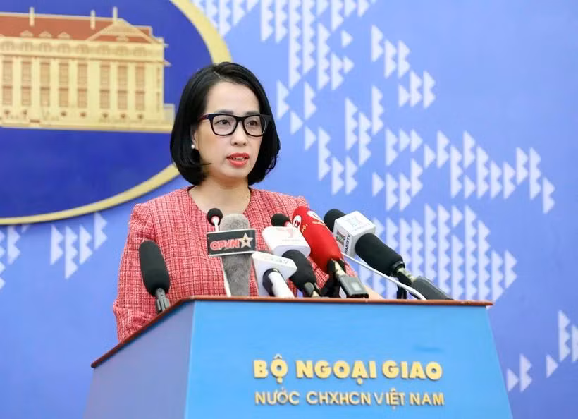 Người phát ngôn Bộ Ngoại giao Phạm Thu Hằng trả lời câu hỏi của phóng viên trong nước và quốc tế. (Ảnh: Phạm Kiên/TTXVN)