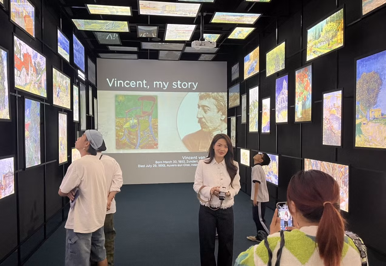 Không gian triển lãm Van Gogh thu hút nhiều người yêu hội họa đến tham quan ngay trong tối khai mạc 9/12.