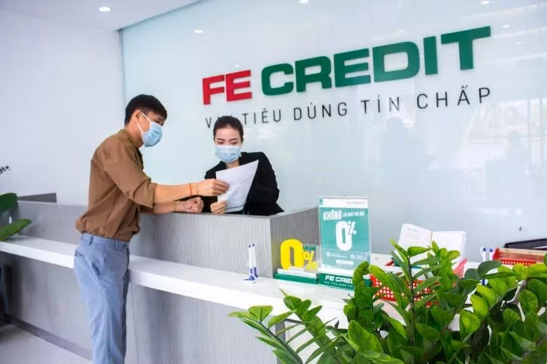 Khách hàng giao dịch tại điểm giới thiệu dịch vụ của FE Credit.
