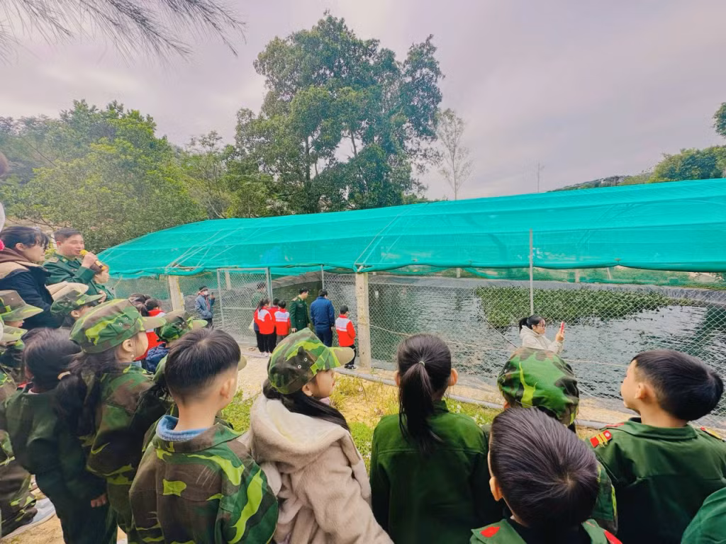 Các em học sinh tham quan khu tăng gia sản xuất của Đồn BPCK cảng Vạn Gia.