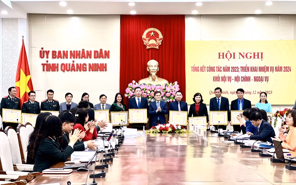 Phó Chủ tịch UBND tỉnh Bùi Văn Khắng trao bằng khen của UBND tỉnh cho các tập thể có thành tích xuất sắc năm 2023.