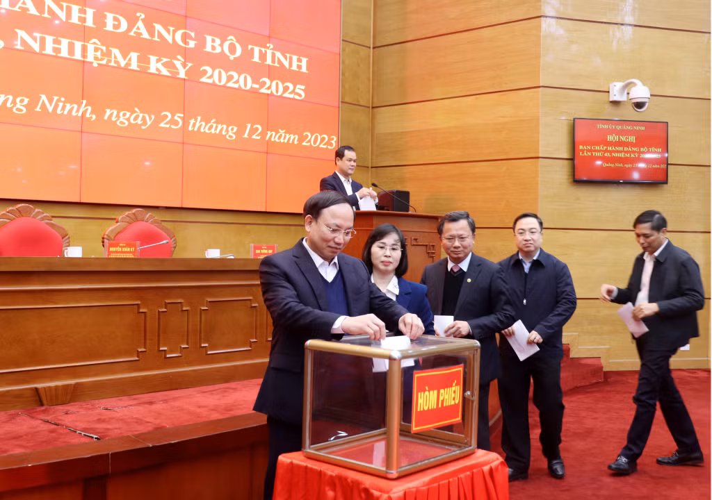 Các đại biểu bỏ phiếu tín nhiệm.