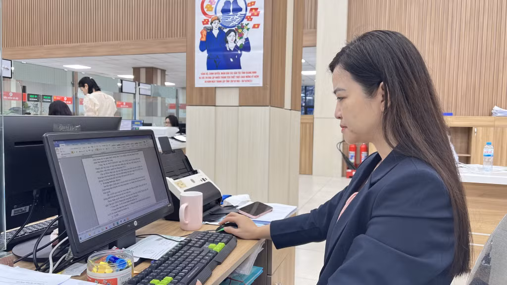 Các cán bộ tư pháp Hạ Long luôn tích cực thực hiện tốt Quy chế dân chủ cơ sở.