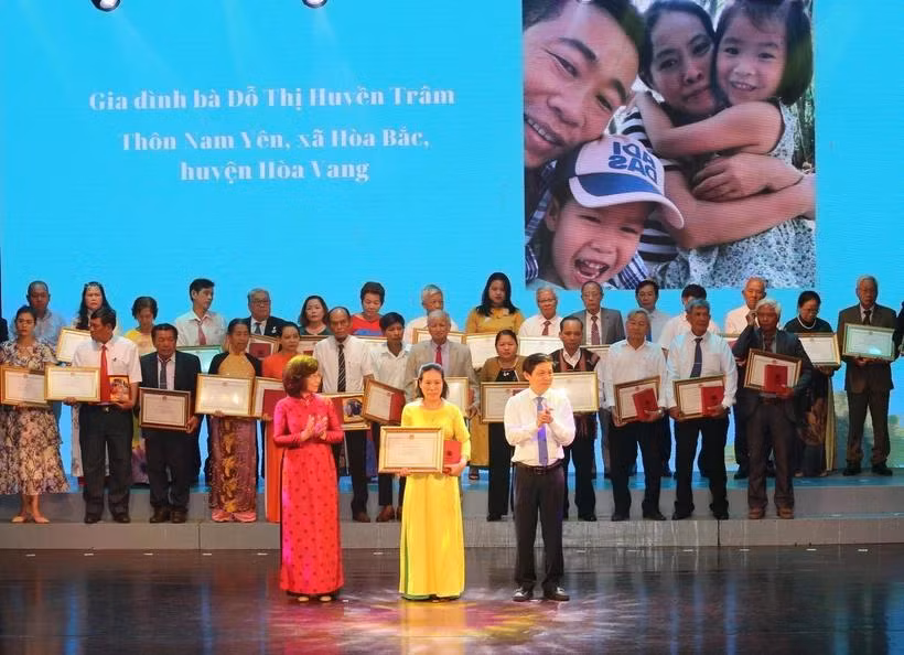 Trao Bằng khen cho các Gia đình Văn hóa tiêu biểu tại Đà Nẵng. (Ảnh: Trần Lê Lâm/TTXVN)