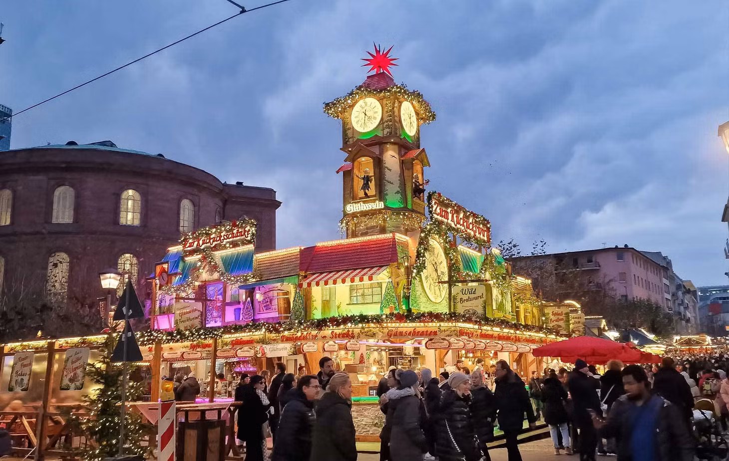 Thành phố Frankfurt (Đức) là một trong những điểm đến thu hút du khách vào mùa Đông, đặc biệt là dịp lễ Giáng sinh. Đây là nơi có truyền thống diễn ra hội chợ Giáng sinh lâu đời ở Đức. Ảnh: Nguyễn Tất Thịnh