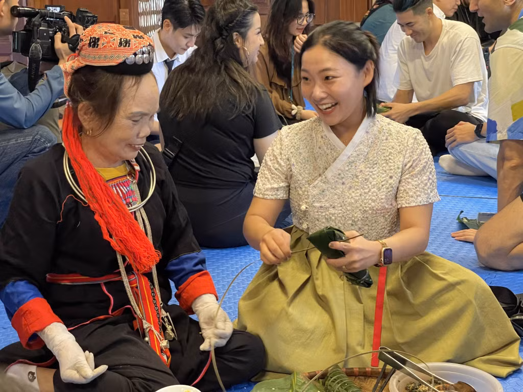 Các nhà sáng tạo nội dung, Tiktoker trải nghiệm gói bánh chưng. 