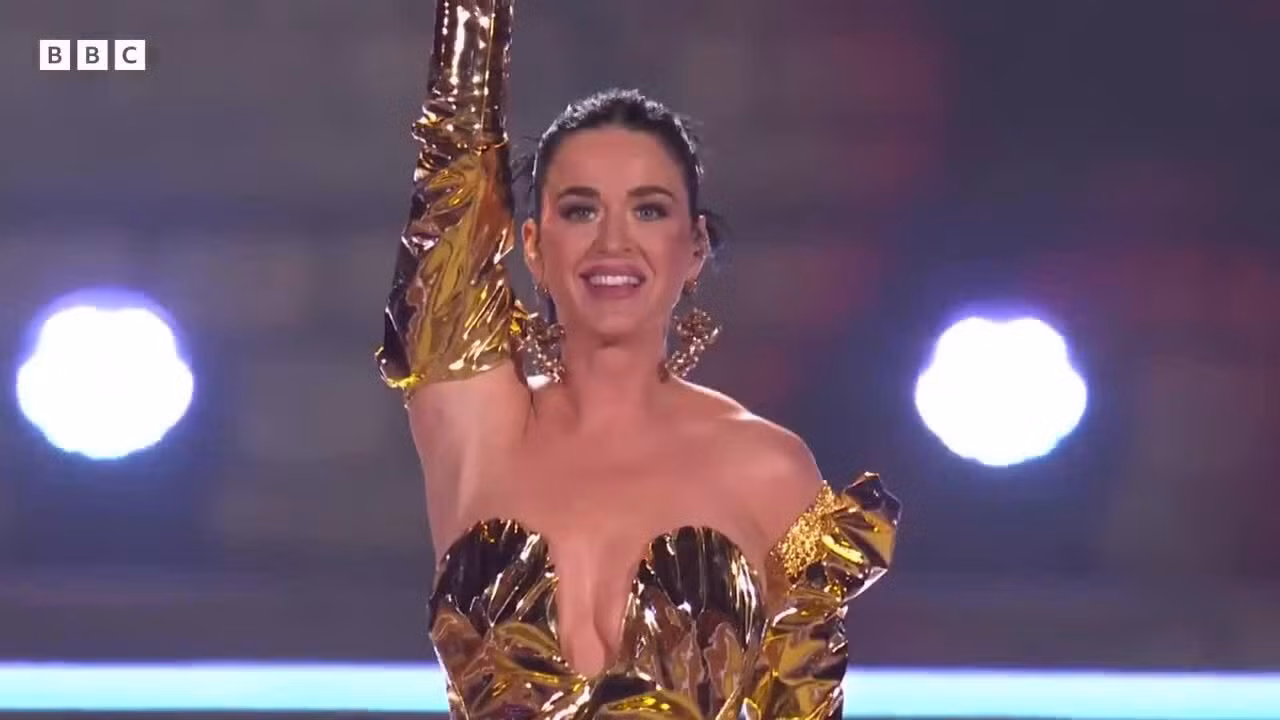 Katy Perry biểu diễn bài "Roar" ở Lễ đăng quang của Vua Charles III hồi tháng 5. Video: BBC