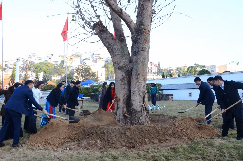 Các đại biểu trồng cây tại khuôn viên Đài Tưởng niệm các Anh hùng liệt sỹ của thành phố.