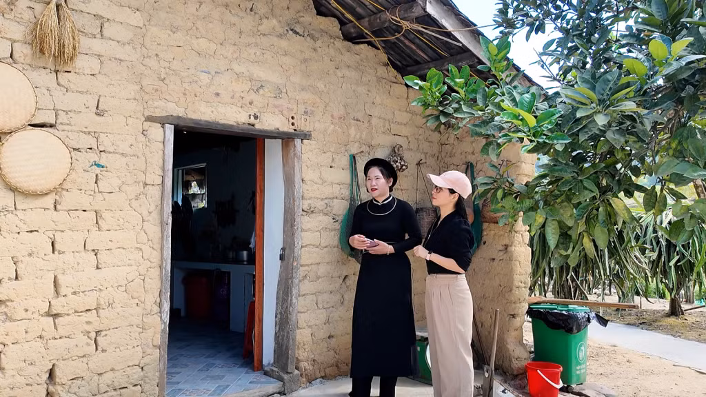 Chị Vi Thị Hồng giới thiệu về homestay của gia đình.