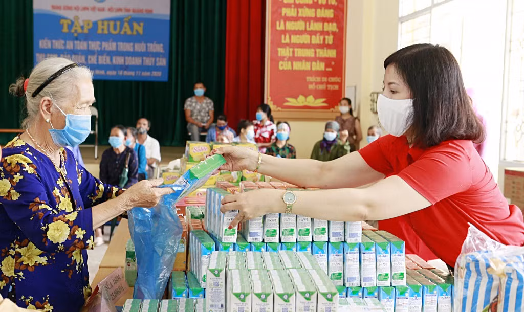 "Chợ nhân đạo" được Hội Chữ thập đỏ tỉnh tổ chức tại huyện Tiên Yên năm 2022.
