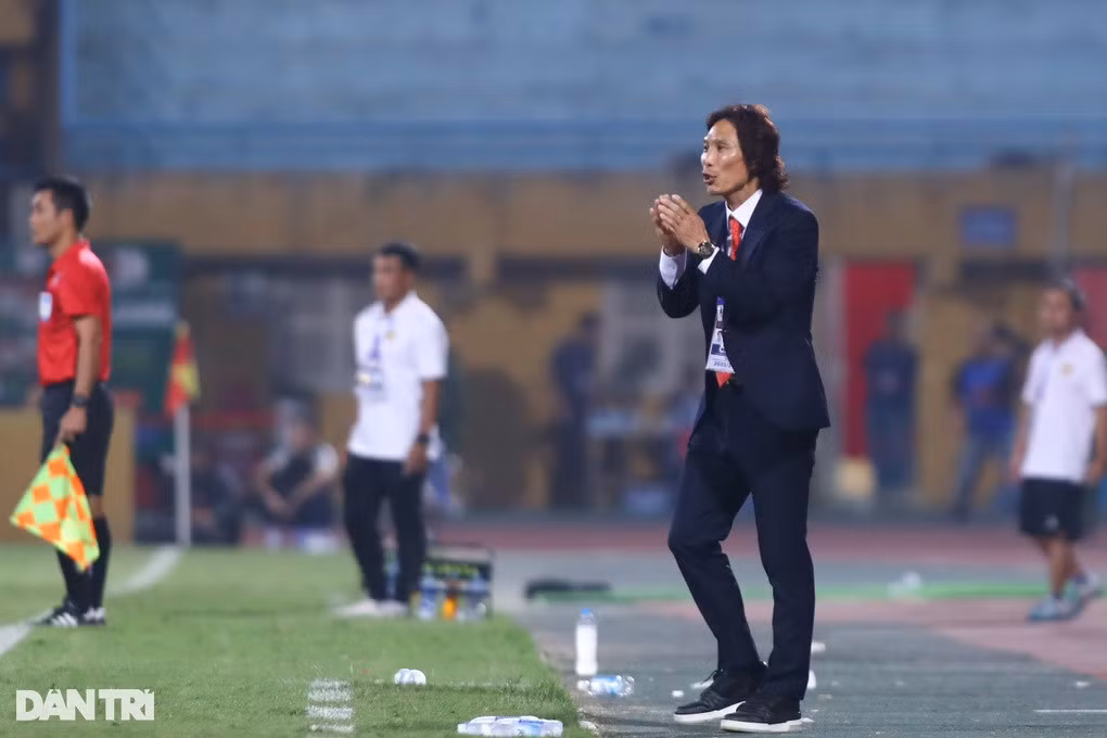 HLV Gong Oh Kyun chưa thể có được chiến thắng tại V-League 2023-24 (Ảnh: Mạnh Quân).