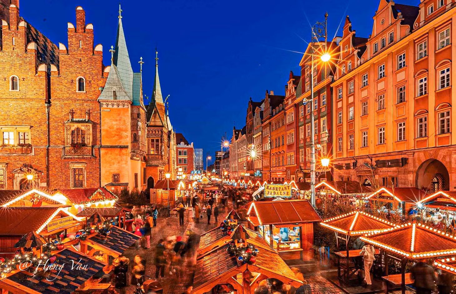 Trong mùa Đông, Wroclaw – một thành phố lớn của Ba Lan hấp dẫn du khách với khu chợ Giáng sinh rực rỡ sắc màu. Ảnh: Hang Van Photography