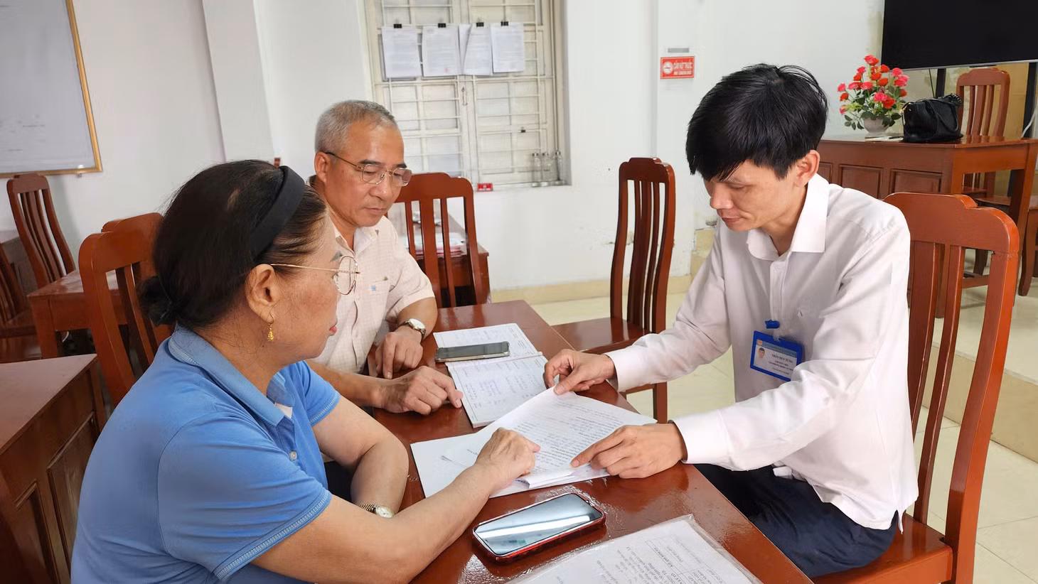 Cán bộ phường Cẩm Phả nắm tình hình hoạt động của tổ hòa giải khu Diêm Thủy.