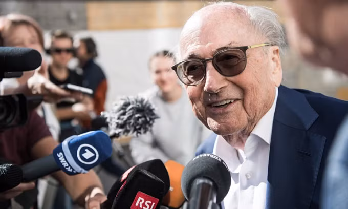 Blatter tươi cười sau khi được tòa tuyên vô tội. Ảnh: EPA.