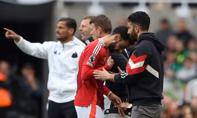 Tiền vệ Bruno Fernandes buồn khi rời sân trong trận Man Utd thua Newcastle 1-4 trên sân St James Park, thành phố Newcastle upon Tyne, vòng 32 Ngoại hạng Anh ngày 13/5/2025. Ảnh: Reuters