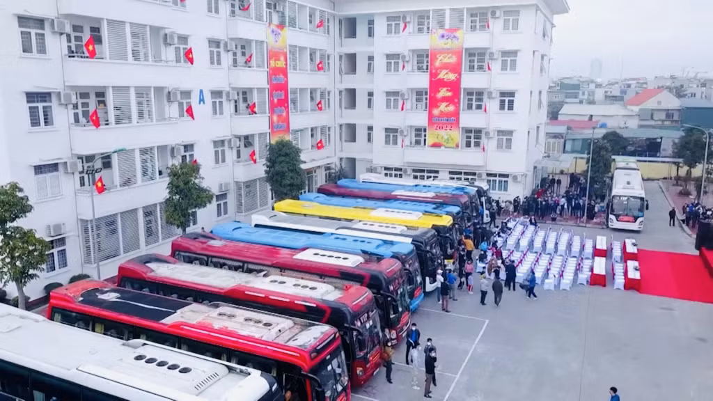 Công ty Than Hòn Gai - TKV tổ chức 72 chuyến xe đưa công nhân về quê ăn Tết.