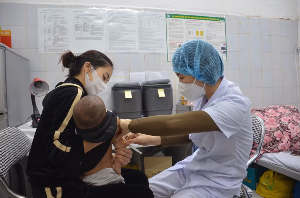 Tiêm vắc xin sởi cho trẻ em định kỳ tại Trạm y tế phường Hồng Hải (TP Hạ Long).