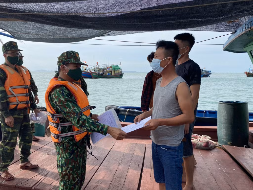 CBCS Đồn BP Đảo Trần tuyên truyền phòng, chống dịch Covid-19 cho bà con ngư dân và các chủ phương tiện tàu, thuyền hoạt động trên vùng biển.