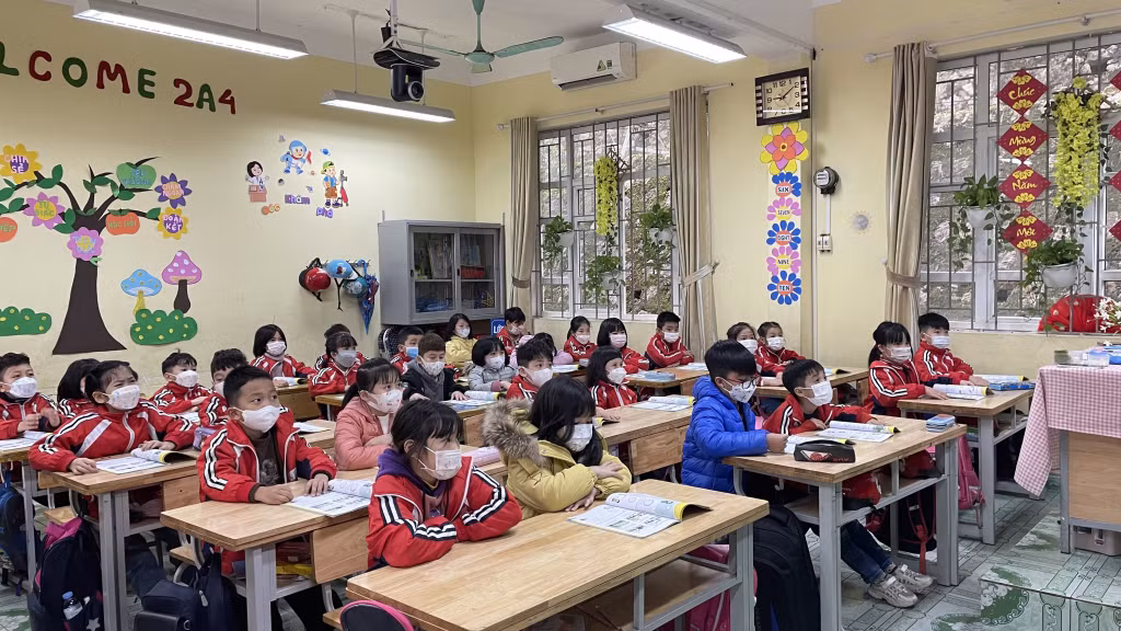 Học sinh tiểu học tiếp tục học trực tuyến từ ngày 28/2/2022 đến khi có thông báo mới. Ảnh chụp học sinh Trường TH Cao Thắng, TP Hạ Long học trực tiếp, ngày 14/2.