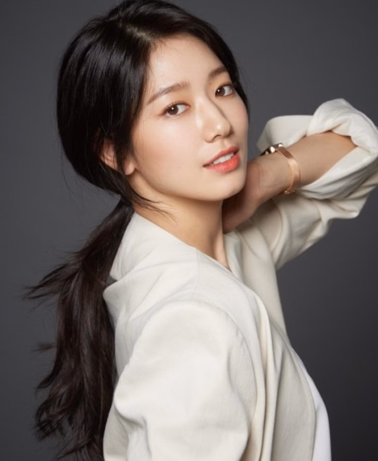15. Park Shin Hye: Cô dâu mới của K-biz xuất thân từ sao nhí, bắt đầu đóng phim từ năm 13 tuổi trong "Nấc thang lên thiên đường" (2003). Sau này, người đẹp 31 tuổi luôn được giao các vai chính trong "Cô nàng đẹp trai", "Người thừa kế", "Pinocchio", "Chuyện tình bác sĩ", "Ký ức Alhambra", "Alive: Tôi còn sống" và "Sisyphus: The Myth"...
