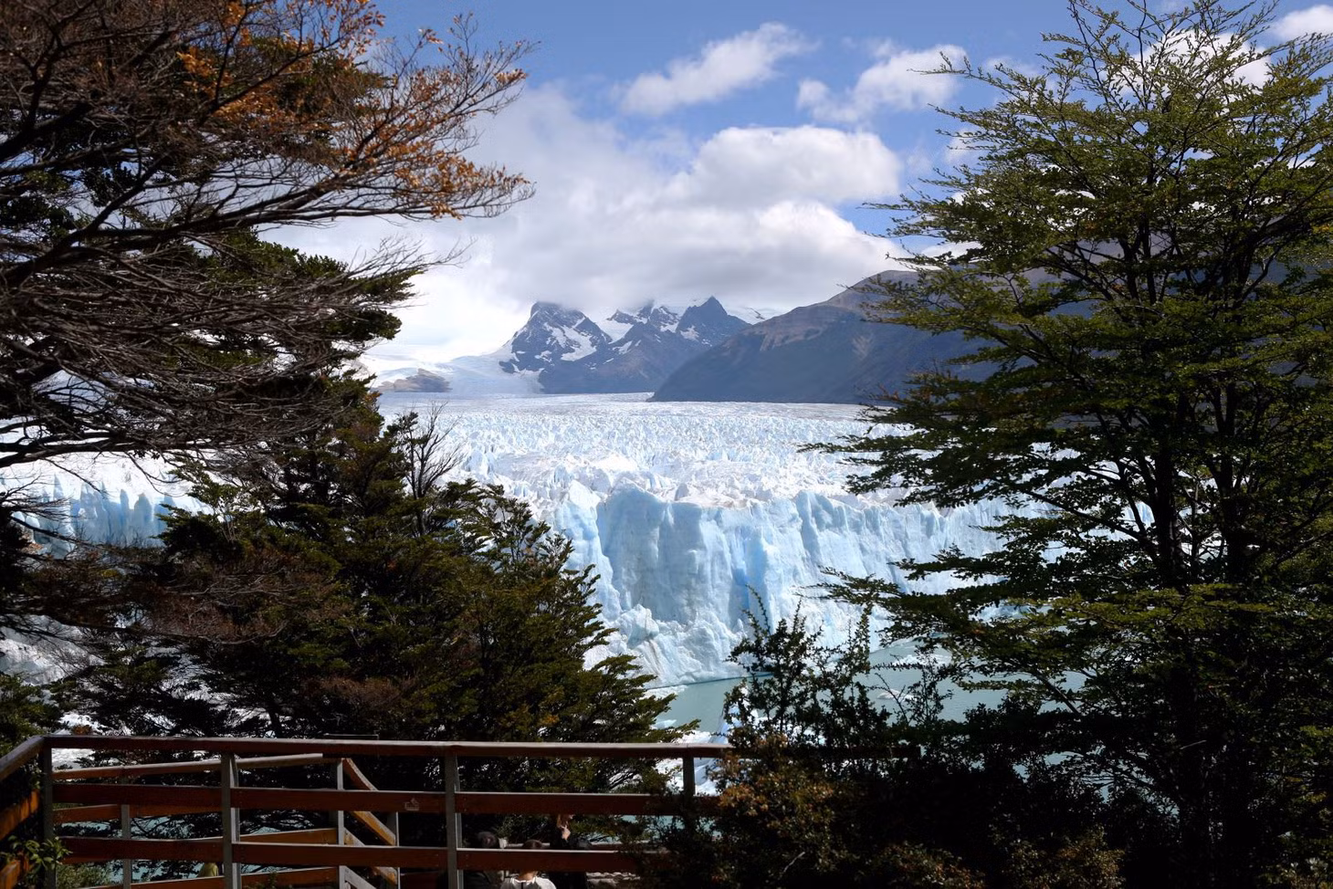 Con sông băng nổi tiếng này được lấy tên là Perito Moreno nhằm vinh danh nhà khám phá khoa học, nhà địa lý học người Argentina Francisco Moreno (1852-1919).