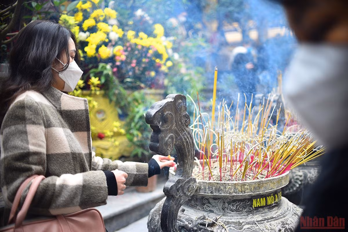 Người dân Hà Nội đi lễ Phật du xuân vẫn bảo đảm thực hiện tốt các quy định 5K phòng, chống dịch Covid-19. (Ảnh: Minh Duy)