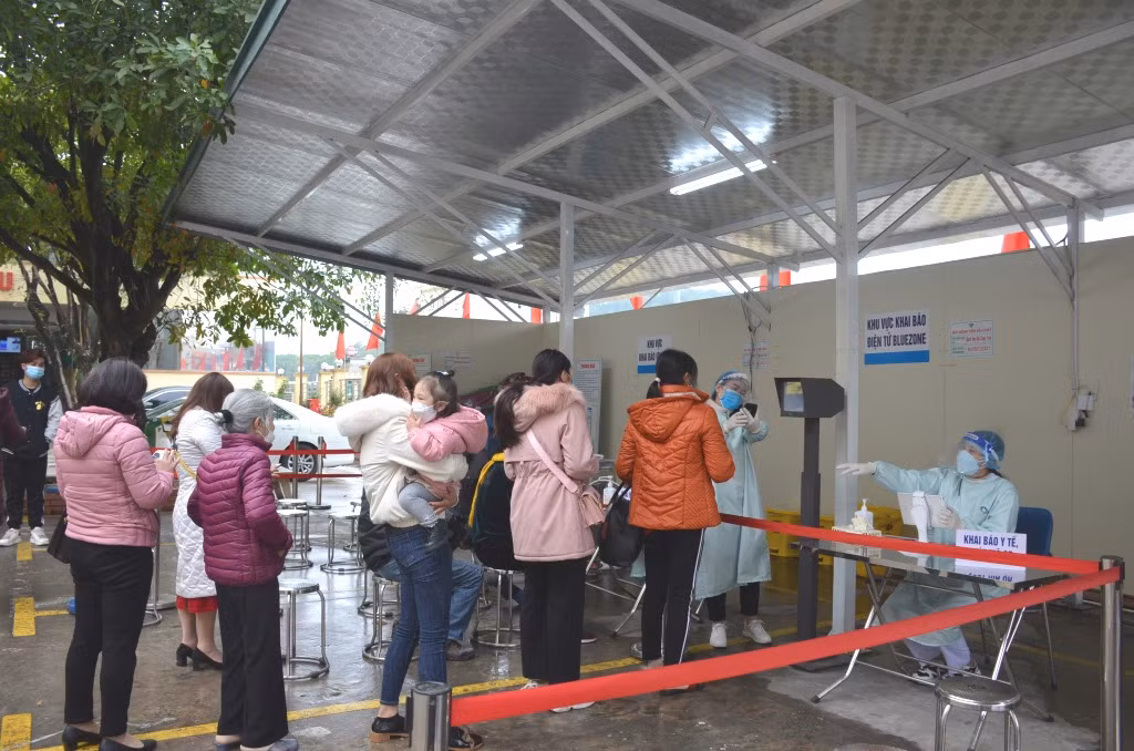 Người dân thực hiện khai báo y tế ngay từ cổng vào khi đến khám bệnh tại Bệnh viện Bãi Cháy.