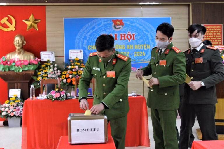 Các đại biểu bỏ phiếu bầu BCH Chi đoàn Công an huyện Cô Tô nhiệm kỳ 2022-2024.