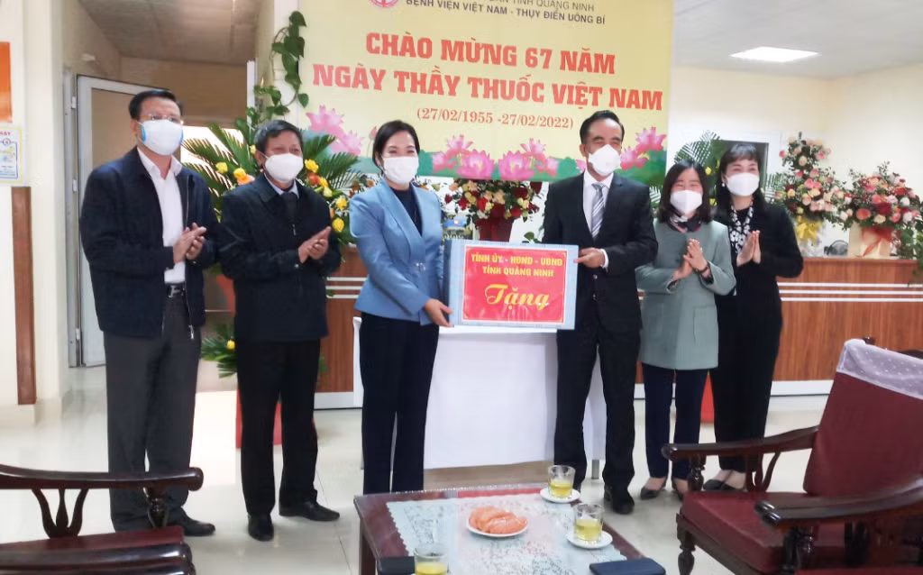 Đồng chí Phó Chủ tịch UBND tỉnh chúc mừng, tặng quà cán bộ, y bác sĩ tại Bệnh viện Việt Nam - Thụy Điển Uông Bí.