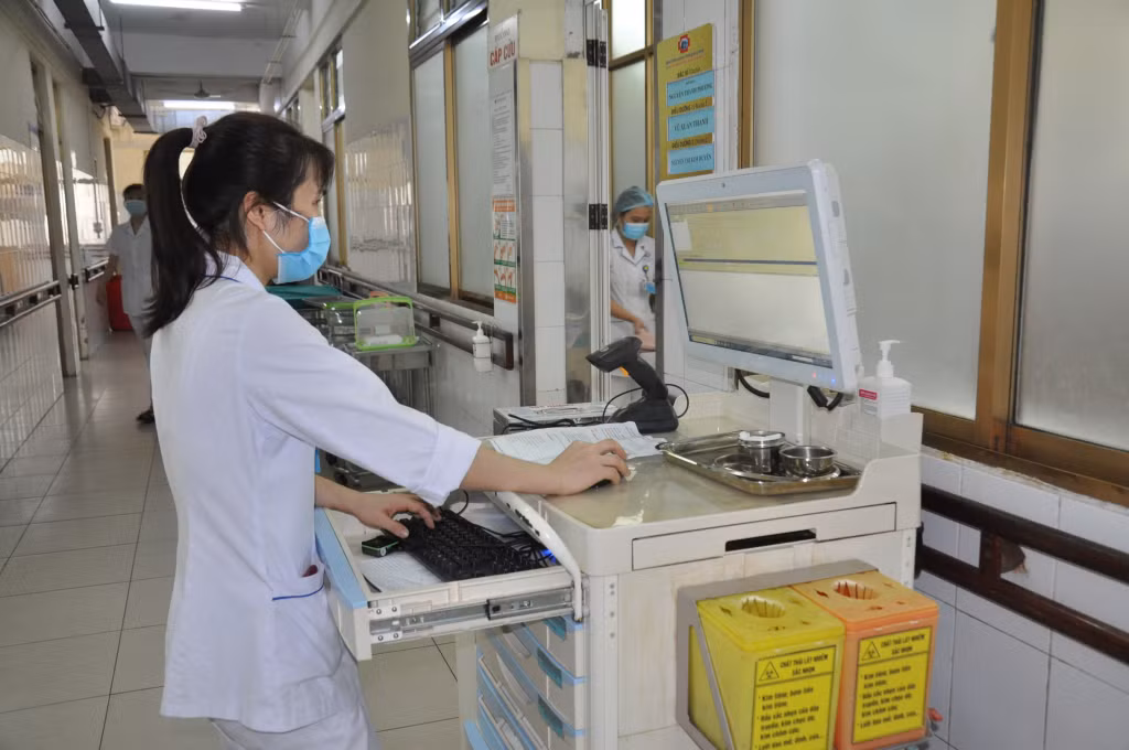 Nhân viên y tế Bệnh viện Đa khoa tỉnh nhập dữ liệu thuốc sử dụng cho bệnh nhân lên phần mềm ở xe tiêm thông minh.