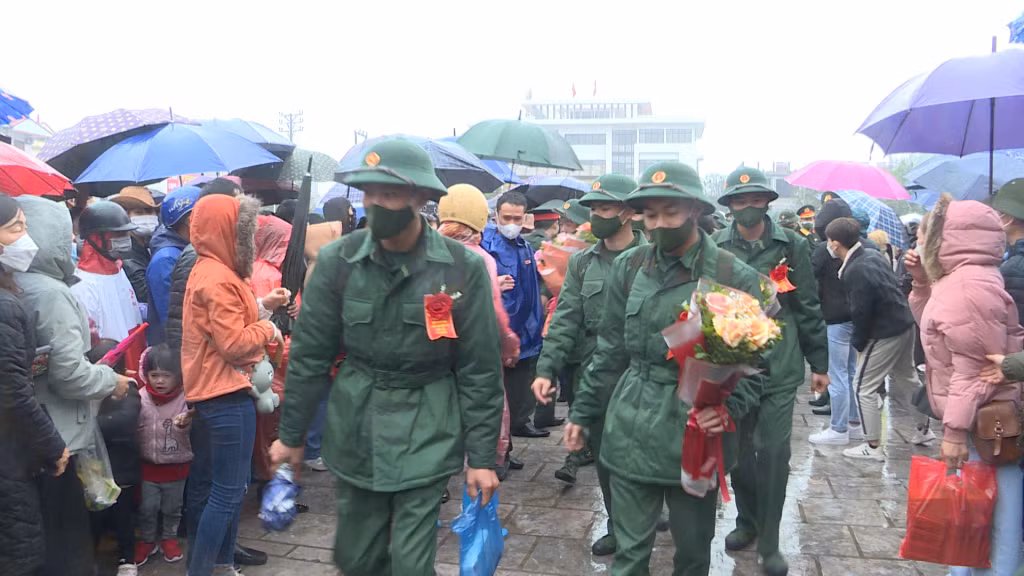 Nhân dân huyện Vân Đồn tiễn tân binh lên đường.
