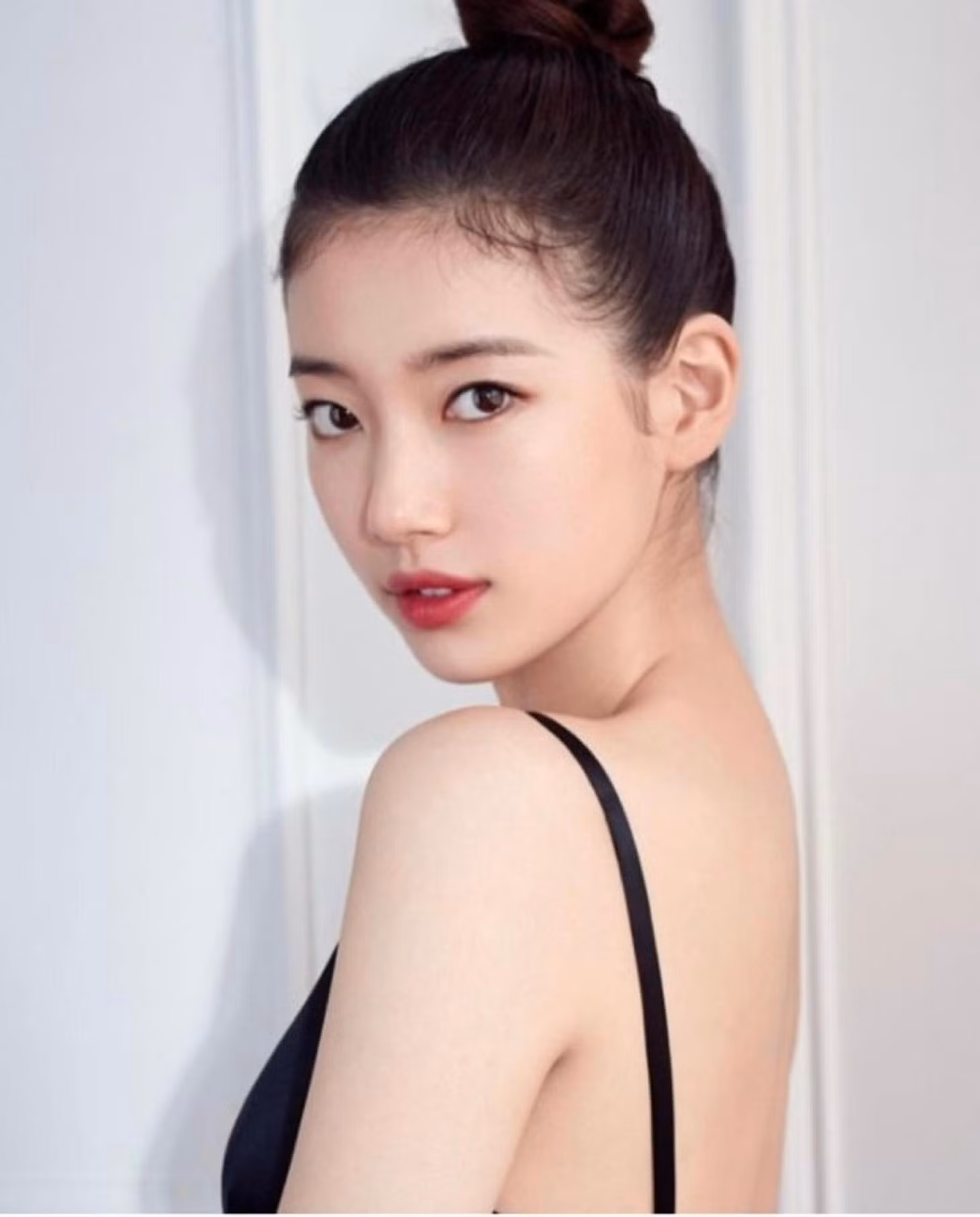 11. Suzy: "Tình đầu quốc dân" bắt đầu đóng phim vào năm 17 tuổi (2011). Các bộ phim gắn liền với tên tuổi cựu thành viên f(x) là "Bay cao ước mơ", "Cửu gia thư", "Yêu không kiểm soát", "Khi nàng say giấc", "Lãng khách"...